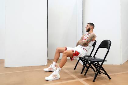 El base de los Bulls de Chicago Lonzo Ball espera antes de ser fotografiado durante el día de medios el lunes 30 de septiembre del 2024. (AP Foto/Charles Rex Arbogast)