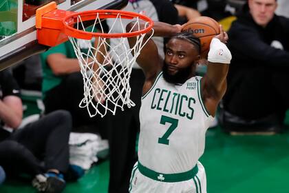 El base de los Celtics de Boston Jaylen Brown clava el balón en el segundo periodo del juego 3 de las Finales de la NBA ante los Warriors de Golden State el miércoles 8 de junio del 2022. (AP Foto/Michael Dwyer)