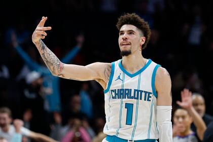 El base de los Hornets de Charlotte LaMelo Ball reacciona tras atinar un triple frente al Heat de Miami el 27 de noviembre del 2024. (AP Foto/Nell Redmond)