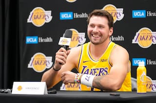 Doncic dice que se siente cómodo liderando a los Lakers tras la salida de LeBron James