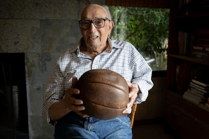 "El básquet es mi vida. Me abrió puertas, me dio amigos, me enseñó valores, viví experiencias inigualables, como que la gente me muestre cariño...", valora Ricardo Primitivo González, querido y admirado por el ambiente a sus 100 años.