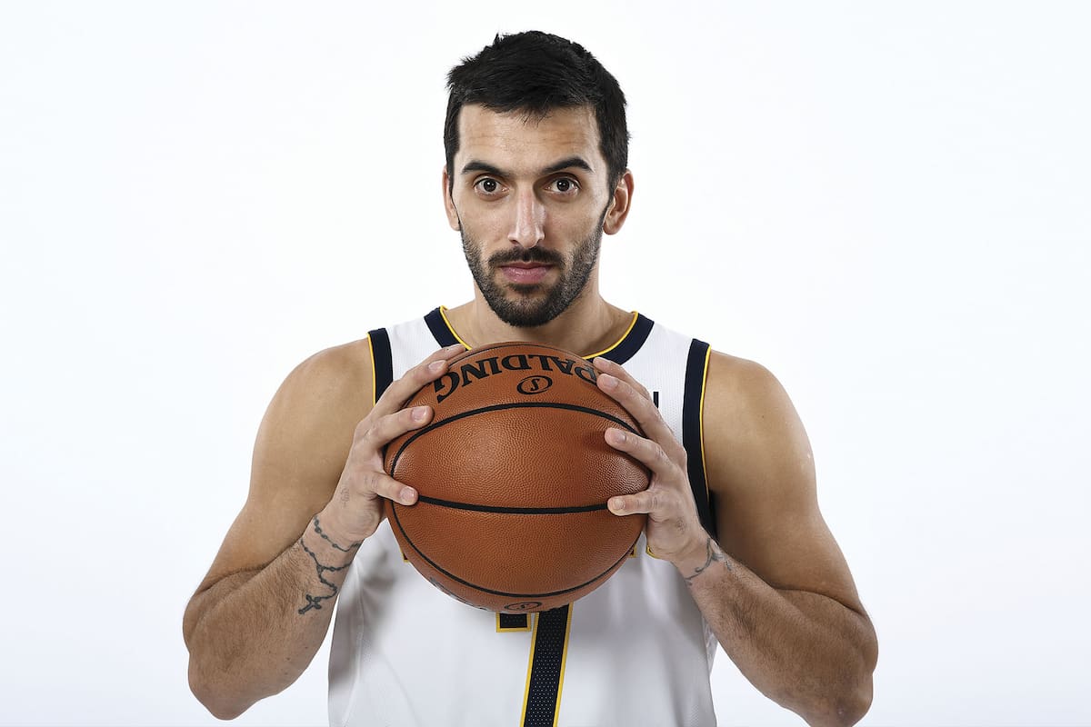 El basquetbolista cordobés jugando en las ligas mayores.