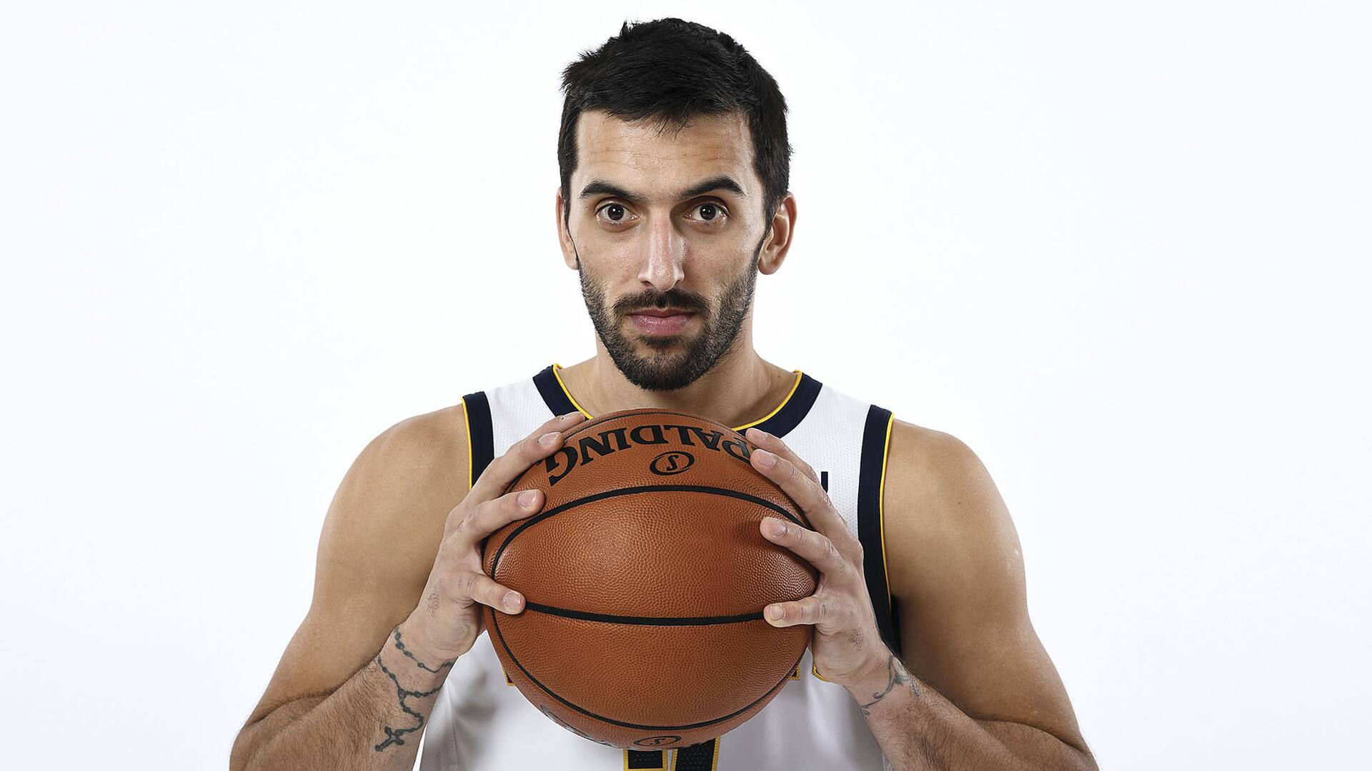 El basquetbolista cordobés jugando en las ligas mayores.