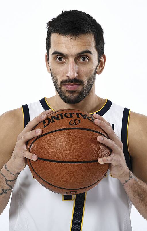 El basquetbolista cordobés jugando en las ligas mayores.