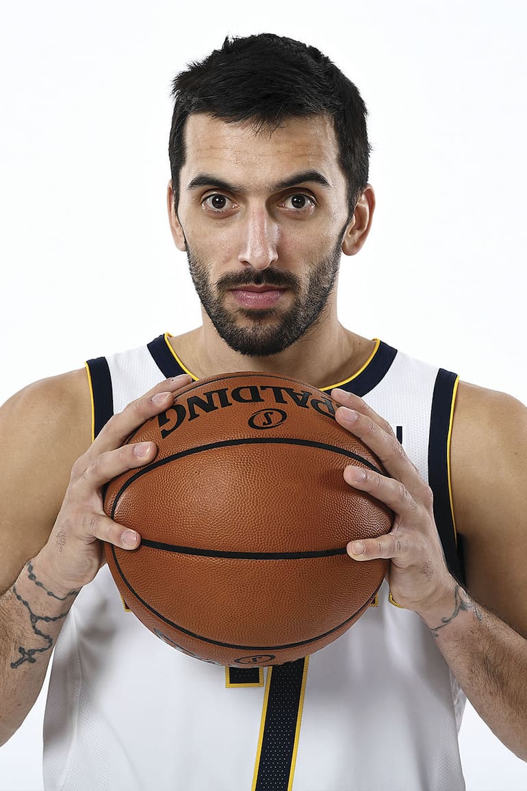 El basquetbolista cordobés jugando en las ligas mayores.