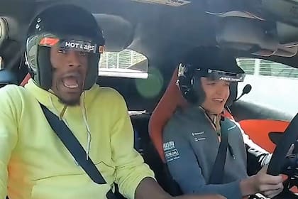 El basquetbolista Jimmy Butler y el piloto de McLaren Lando Norris, a bordo de un auto deportivo en la recorrida por el autódromo de Miami