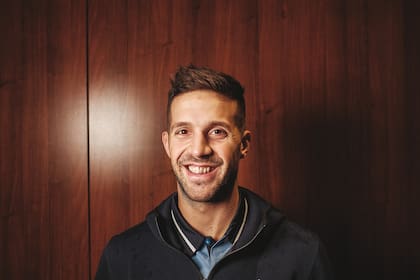 El basquetbolista que triunfa en Europa y en el seleccionado argentino se destaca, además, en otra de sus pasiones: la comunicación. Al frente de un podcast y un canal de YouTube, comparte charlas con figuras del deporte, con gran éxito de seguidores. “Hoy siento que tengo una buena cabeza”, dice de
