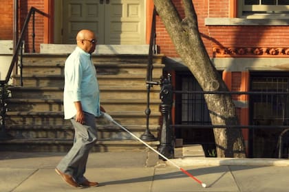 El bastón inteligente WeWalk utiliza sensores y emite alertas para que el usuario evite obstáculos