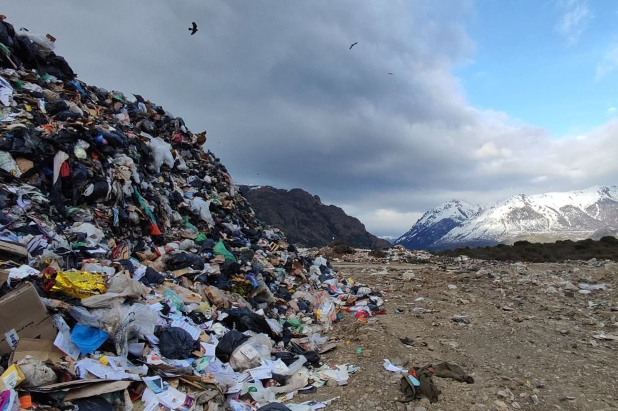 “Bomba de tiempo”: el basural argentino listado entre los 50 más contaminantes del mundo que amenaza a una ciudad turística