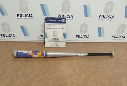 El bate de béisbol con el que la mujer rompió los cristales