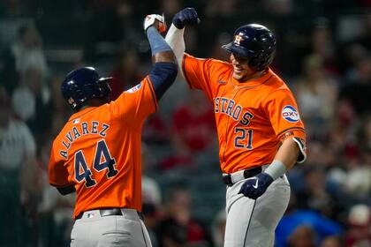 El bateador designado de los Astros de Houston Yainer Diaz celebra con el cubano Yordan Álvarez tras batear un jonrón de dos carreras en la séptima entrada del juego ante Angelinos de Los Ángeles el viernes 7 de junio del 2024. (AP Foto/Ryan Sun)