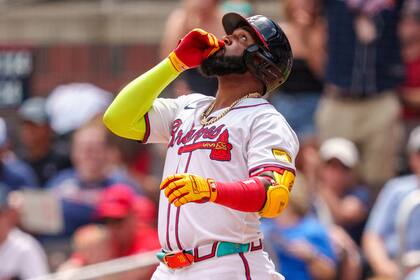 El bateador designado de los Bravos de Atlanta Marcell Ozuna voltea al cielo al recorrer las bases en la novena entrada en el primer duelo de una doble cartelera ante los Cardenales de San Luis el sábado 20 de julio del 2024. (AP Foto/Jason Allen)