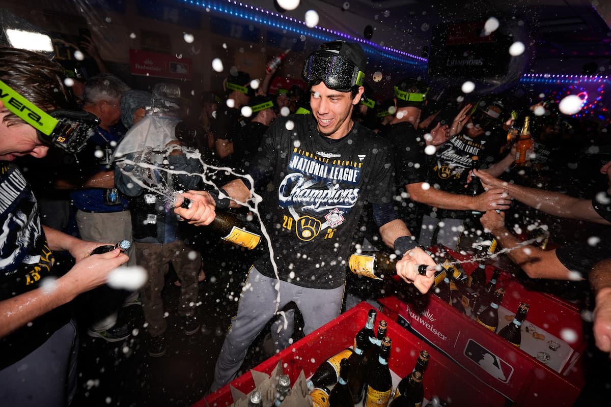 El bateador designado de los Cerveceros de Milwaukee, Christian Yelich, celebra la victoria en la Se