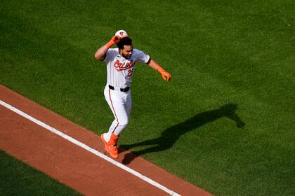El bateador designado de los Orioles de Baltimore Anthony Santander celebra corriendo hacia el plato tras anotar el jonrón del triunfo en la novena ante los Gigantes de San Francisco el jueves 19 de septiembre del 2024. (AP Foto/Stephanie Scarbrough)