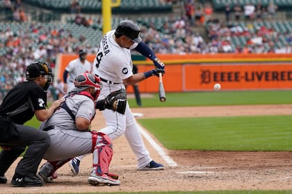 El bateador designado de los Tigres de Detroit Miguel Cabrera conecta un sencillo en la quinta entrada del encuentro ante los Guardianes de Cleveland el miércoles 6 de julio del 2022. (AP Foto/Carlos Osorio)