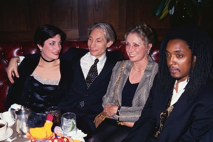 El baterista de los Rolling Stones, Charlie Watts, con su esposa Shirley, su hija Seraphina y Bernard Fowler