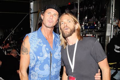 El baterista de Red Hot Chili Peppers, Chad Smith y Taylor Hawkins (Crédito: Loudwire)