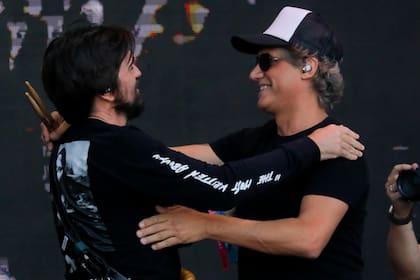 El baterista de Soda Stereo se sumó al show del colombiano que se presentaba por primera vez en la versión chilena del festival