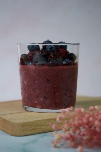 El batido de avena, yogur y frutos rojos también es una excelente opción para la recuperación post-entrenamiento
