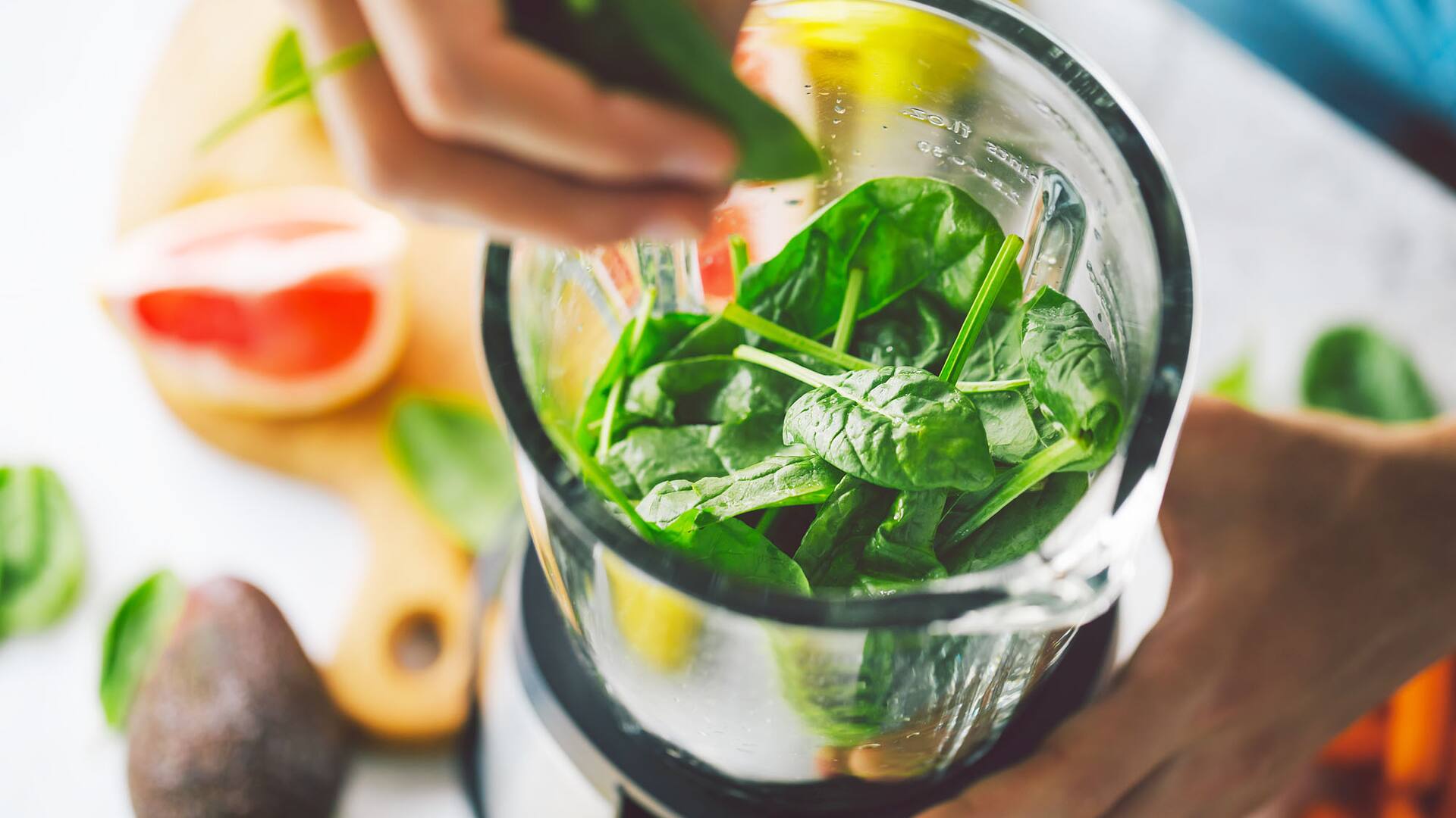 El batido se espinaca y semillas de chía hidrata y aporta antioxidantes, fibra, hierro, calcio, potasio y vitamina A