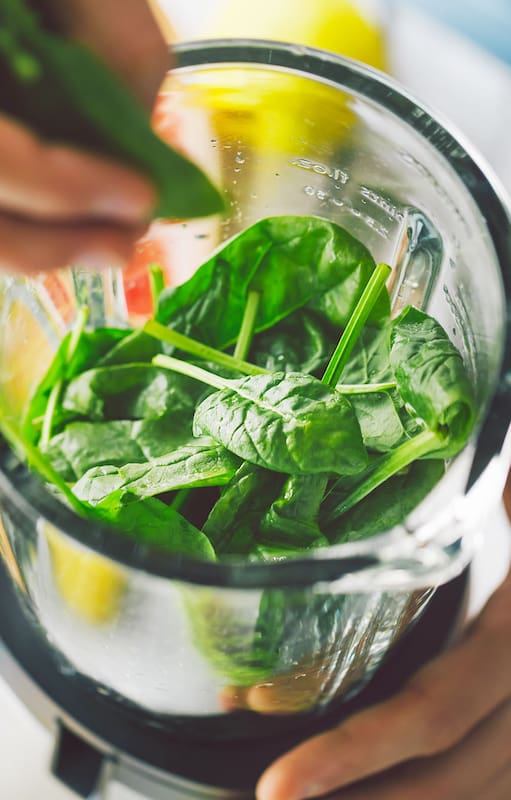 El batido se espinaca y semillas de chía hidrata y aporta antioxidantes, fibra, hierro, calcio, potasio y vitamina A