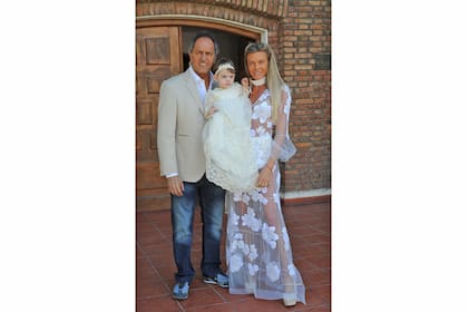 El bautismo de Francesca Scioli: el polémico look de Gisela Berger
