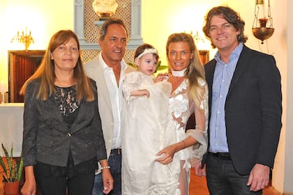 El bautismo de Francesca Scioli: el polémico look de Gisela Berger