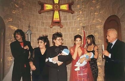 El bautismo más famoso: Charly García, Paulina Karadagian, Pipo Cipolatti, Flavia, Fabiana Cantilo y Gerardo Sofovich. En los brazos de los padres, cada uno de sus hijos