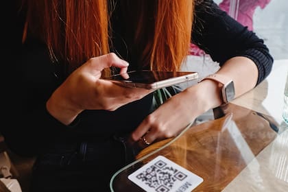 El BCRA dispuso que los códigos QR sean interoperables para pagos con dinero en cuenta y tarjetas de crédito