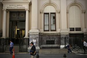 El BCRA le da cada vez más vuelo al dólar oficial