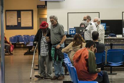 El BCRA prorrogará durante la cuarentena el sistema con el que reabrieron ayer las entidades, pero sumará operaciones por caja; busca aventar rumores