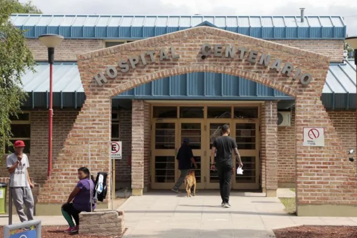 El bebé de 39 días murió en el hospital de Centenario como consecuencia de traumatismos.
