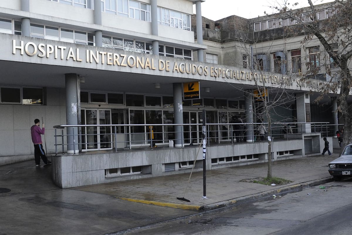 El bebé de dos meses ingresó en la tarde del sábado al Hospital de Niños con fracturas y lesiones en su cuerpo