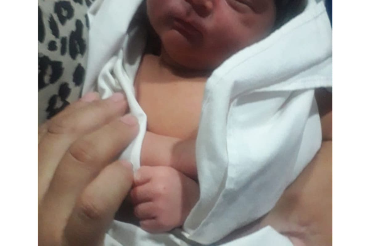 El bebé fue encontrado por una mujer que dijo que cuando pasaba por el lugar escuchó ruidos que venían de una bolsa y decidió acercarse