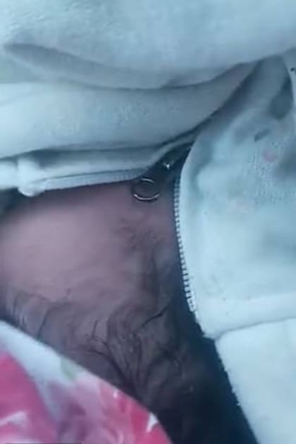 El bebé, llamado Teshawn, fue dejado dentro de una caja, envuelto en una manta, a un costado de la ruta, donde se encuentran los buzones de correos de las casas del vecindario