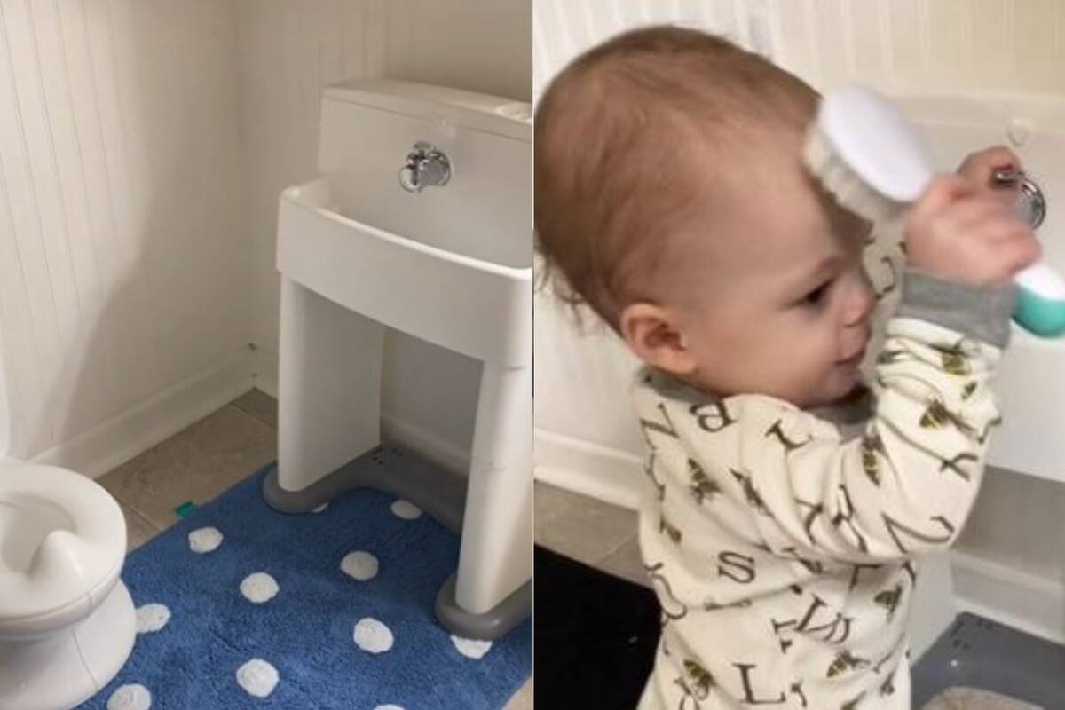 El bebé probando las comodidades de su mini baño