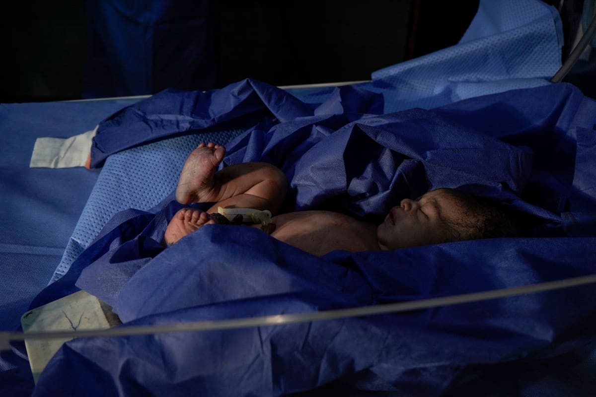 El bebé recién nacido de Briggite Pérez (19) descansa en una camilla antes de ser trasladado a la guardería del Hospital Universitario de Caracas el 26 de diciembre de 2020