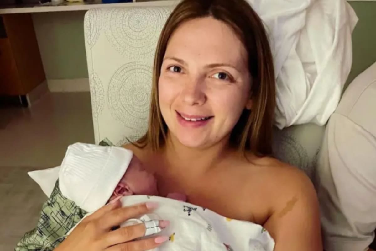 El bebé Theo fue operado mientras aún estaba en el útero de Maisie Savage