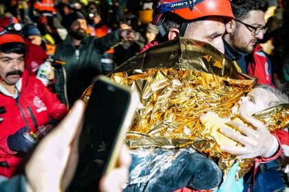 El bebé y su madre sobrevivieron unas 90 horas atrapados hasta que fueron rescatados.