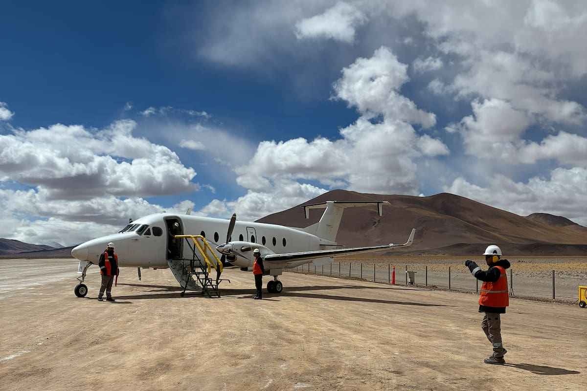 El Beechcraft 1900D que traslada al personal desde Salta, sobre la pista de tierra a 4000 metros de altura