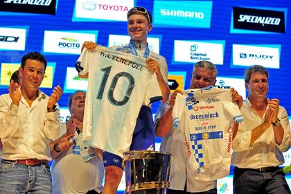 El belga Remco Evenepoel, feliz por el triunfo y mostrando la camiseta argentina con la 10 en la espalda