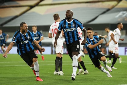 El belga Romelu Lukaku infla el pecho luego de convertir el primer gol de Inter en la final de la Europa League ante Sevilla. Detrás suyo, Lautaro Martínez se suma al festejo.