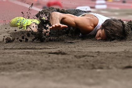 El belga Thomas Van Der Plaetsen se lesiona mientras competía en el salto en largo de decatlón masculino durante los Juegos Olímpicos de Tokio 2020