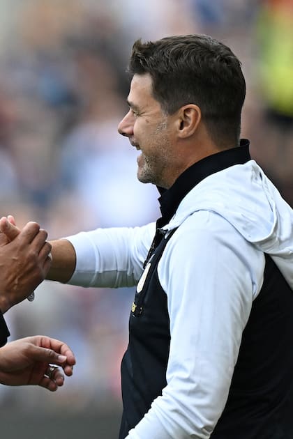 El belga Vincent Kompany (saluda a Mauricio Pochettino) es uno de los dos entrenadores negros que dirigen en la Premier League, en este caso al Burnley