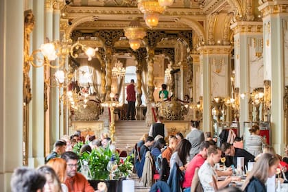 El bello salón del Café New York, en Budapest.