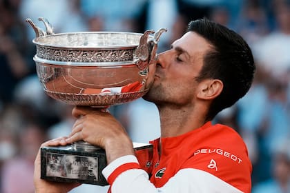 El beso a la Copa de los Mosqueteros: el serbio Novak Djokovic venció al griego Stefanos Tsitsipas y se consagró en Roland Garros, alcanzando su 19° trofeo de Grand Slam.
