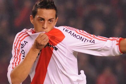 El beso al escudo en uno de sus goles en River: le tocó una etapa difícil y sueña con tener una revancha