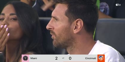 El beso de Anto Roccuzzo a la cámara en el entretiempo del Inter Miami con Cincinnati