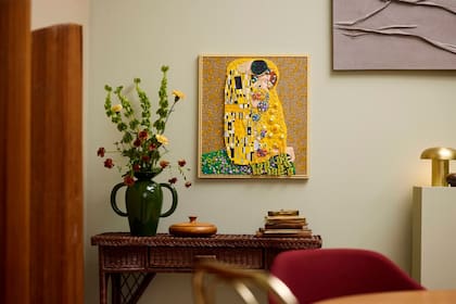 El Beso de Gustav Klimt es otra de las varias propuestas de LEGO para decorar espacios