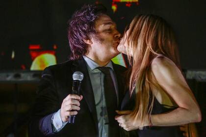 El beso de Javier Milei y Fátima Florez en el búnker del Hotel Libertador, después de que el libertario ganara las elecciones presidenciales del 19 de noviembre